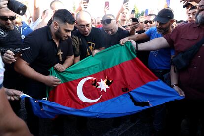 Manifestantes prenden una bandera de Azerbaiyán durante una manifestación a favor de Armenia en Atenas.