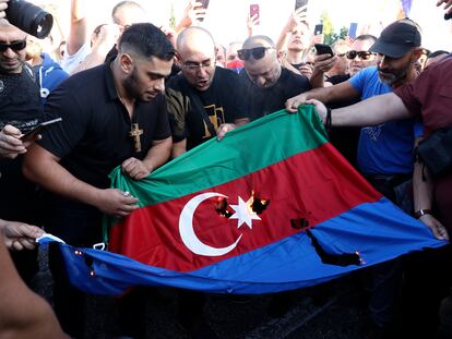 Manifestantes prenden una bandera de Azerbaiyán durante una manifestación a favor de Armenia en Atenas.