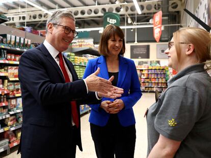 Keir Starmer, líder de los laboristas británicos, y Rachel Reeves, su portavoz de Economía, en un supermercado Morrisons, en Wiltshire, el 19 de junio.