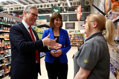Keir Starmer, líder de los laboristas británicos, y Rachel Reeves, su portavoz de Economía, en un supermercado Morrisons, en Wiltshire, el 19 de junio.