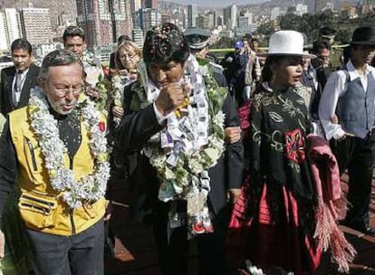 El presidente de Bolivia, Evo Morales, a la derecha, camina junto al alcalde de La Paz, Juan Del Granado.
