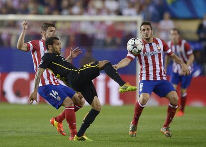 Dani Alves controla el balón ante Koke y Gabi