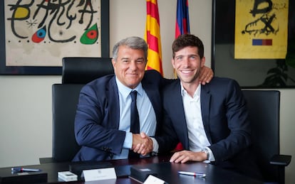 Sergi Roberto con Laporta en tras la firma de la renovación este viernes en las oficinas del Camp Nou.