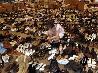 Una voluntaria clasifica los zapatos en el Astrodome de Houston para repartir entre los evacuados.