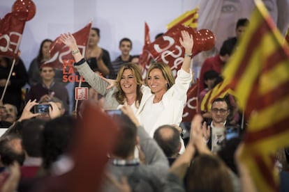 La presidenta de Andalucía, Susana Díaz (i), participa junto a la candidata del PSC al Congreso Carme Chacón (d) en el acto de campaña del partido celebrado, en Cornellá del Llobregat (Barcelona).