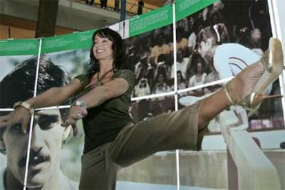 La gimnasta Nadia Comaneci hace una exhibición en Singapur en apoyo de Nueva York.