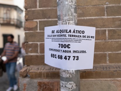 Un cartel anuncia una vivienda en alquiler en el centro de Sevilla.