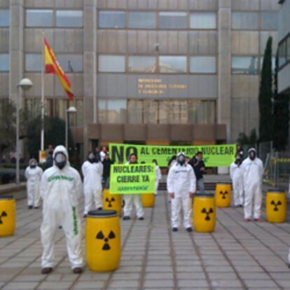 Greenpeace se manifiesta contra el almacén nuclear.