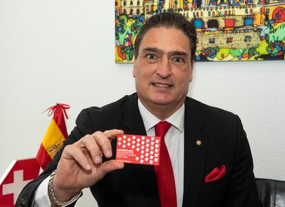 Hanspeter Mock, embajador de Suiza para España y Andorra, muestra su tarjeta de visita con la campaña para entrar en el Consejo de Seguridad de la ONU.