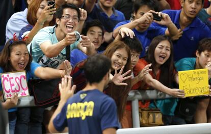 Numerosos fans tailandeses aplauden al futbolista Cesc