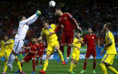 Sergio Ramos remata de cabeza en el área ucrania.
