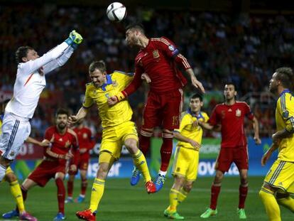 Sergio Ramos remata de cabeza en el &aacute;rea ucrania.