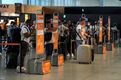 Turistas en la zona de embarque de EasyJet en el aeropuerto de El Prat (Barcelona), este viernes.