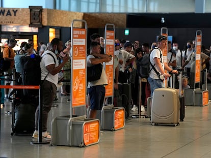 Turistas en la zona de embarque de EasyJet en el aeropuerto de El Prat (Barcelona), este viernes.