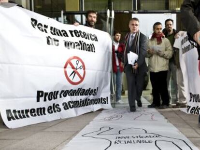 Profesores de la UAB protestan contra los recortes.