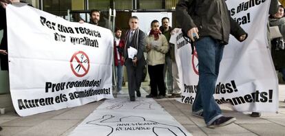 Profesores de la UAB protestan contra los recortes.