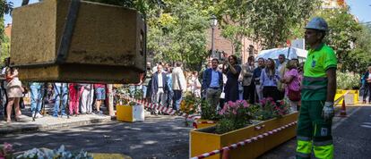 Almeida y Villacís observan cómo se llevan los maceteros que delimitaban la zona peatonal al comienzo de su legislatura.