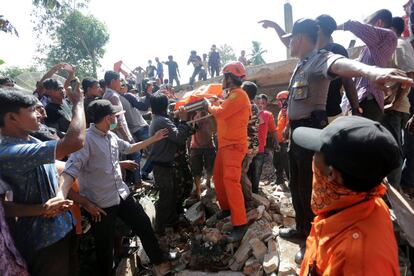Indonesia se asienta sobre el 'Anillo de Fuego del Pacífico', una zona de gran actividad sísmica y volcánica que es sacudida al año por unos 7.000 temblores, la mayoría moderados. En la imagen, personal de rescate sacan el cadáver de una persona de entre los escombros en Lueng Putu (Indonesia).