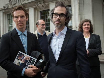 El actor Benedict Cumberbatch sujeta la biograf&iacute;a del pianista James Rhodes, a la derecha.