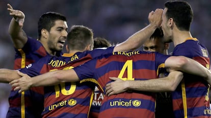 Ivan Rakitic celebra con su compañeros el primer gol del equipo frente al Betis.