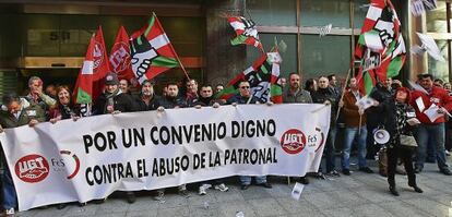 Concentración convocada por UGT en defensa del cumplimiento del convenio colectivo del sector de la seguridad privada para 2014, en Bilbao