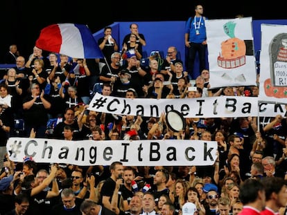 Aficionados franceses protestan el cambio de formato de la Davis en el Estadio Pierre Mauroy de Lille.