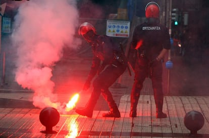 La Ertzaintza ha disparado varias pelotas de goma para dispersar a los manifestantes antifascistas que pretendían boicotear la concentración de ultraderechistas