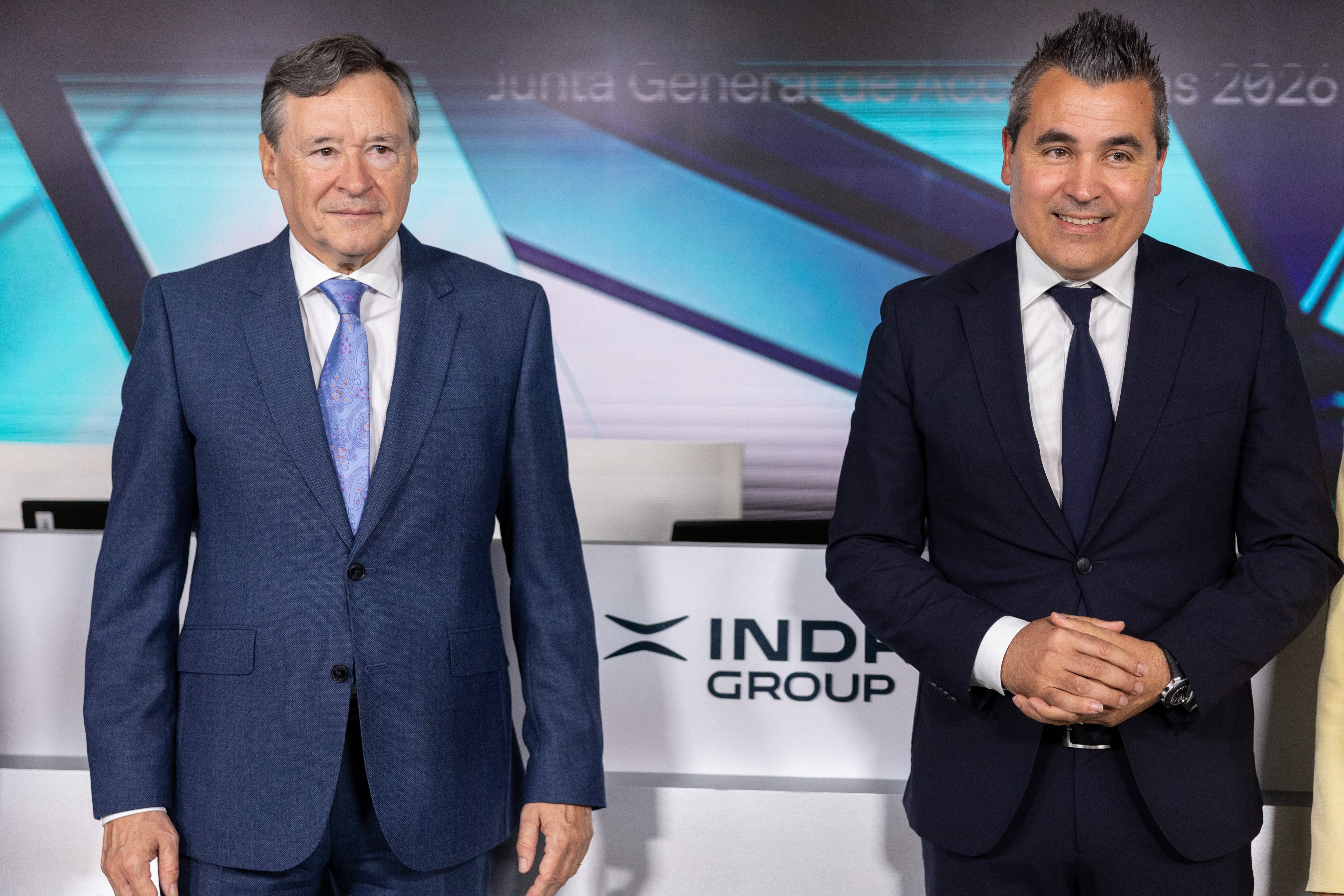El CEO de Indra, Josep Maria Recasens (d), y .el presidente ejecutivo de Indra, Ángel Simón