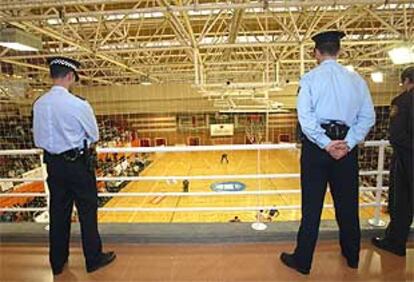 Dos policías vigilan ayer la cancha del Alcobendas.