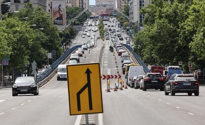 Cortes temporales de carriless en el puente que une las calles de Joaquín Costa y de Raimundo Fernández Villaverde, el lunes.