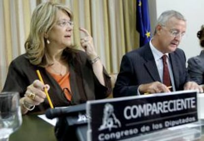 La diputada del PP Elvira Rodríguez, propuesta por el Gobierno para presidir la CNMV, durante su comparencia en la Comisión de Economía y Competitividad, junto al presidente de la comisión, Jesús Caldera. EFE/Archivo