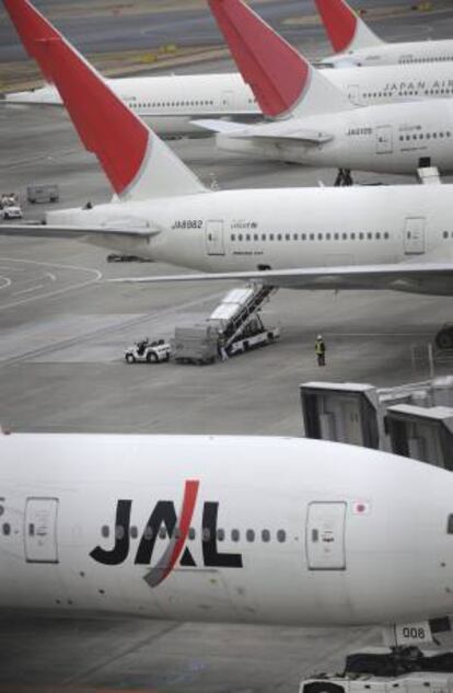 El primer vuelo de Jetstar Japan, la compañía de bajo coste participada por Japan Airlines (JAL) y la australiana Qantas, despegó hoy del aeropuerto tokiota de Narita rumbo al de Nuevo Chitose, en Sapporo (norte). EFE/Archivo