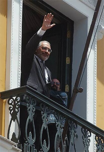 Carlos Mesa saludaba ayer desde el balcón del palacio presidencial.