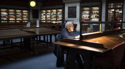 El hispanista estadounidense Joseph T. Snow, Pepe Nieves, en el pupitre 99 que ocupa en la Biblioteca Nacional.