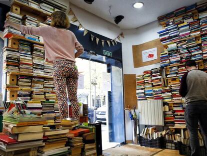 Entrada de Tuuulibrería (Covarrubias, 38), donde el cliente decide cuánto paga por los libros que se lleva.