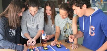 Un grupo de alumnos participa en el concurso Robocampeones 2014 de Majadahonda.