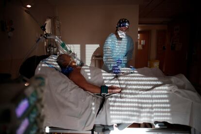Una enfermera atienda a una afectada por la covid en la clínica Ambroise Pare, cercana a París (Francia).