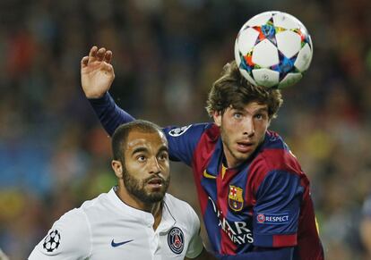 Sergi Roberto lluita amb Lucas Moura per la pilota.