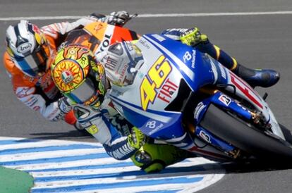 Rossi y Pedrosa compiten en una carrera en el Circuito de Jerez.