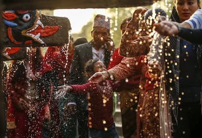 Devotos hindúes se bañan en los 22 chorros durante el festival Balaju Purnima, conocido como de la Luna Llena, en Katmandú (Nepal). Cientos de devotos se reúnen para el baño ritual y para rendir tributo a los chorros con la esperanza de que les brinden protección contra las enfermedades y por una vida mejor.