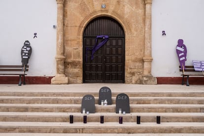 Homenaje a las tres víctimas en la plaza de Las Pedroñeras, Cuenca. 