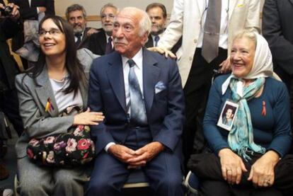 Inés García Holgado y Darío Rivas, quienes han depositado una querella ante la Cámara Federal de Buenos Aires por los crímenes del franquismo, asisten a la rueda de prensa en que se ha presentado la demanda junto a la presidenta de Madres de Plaza de Mayo Línea Fundadora, Nora Cortiñas (derecha).