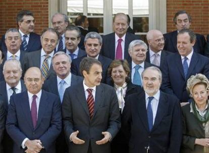 Zapatero, entre Díaz Ferrán (izquierda) y Solbes, con la cúpula de la CEOE ayer en La Moncloa.