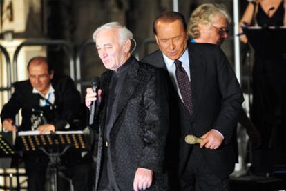 Charles Aznavour y Silvio Berlusconi, en el acto celebrado en el Duomo de Milán.