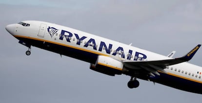 Avión de Ryanair en el aeropuerto de Manchester.