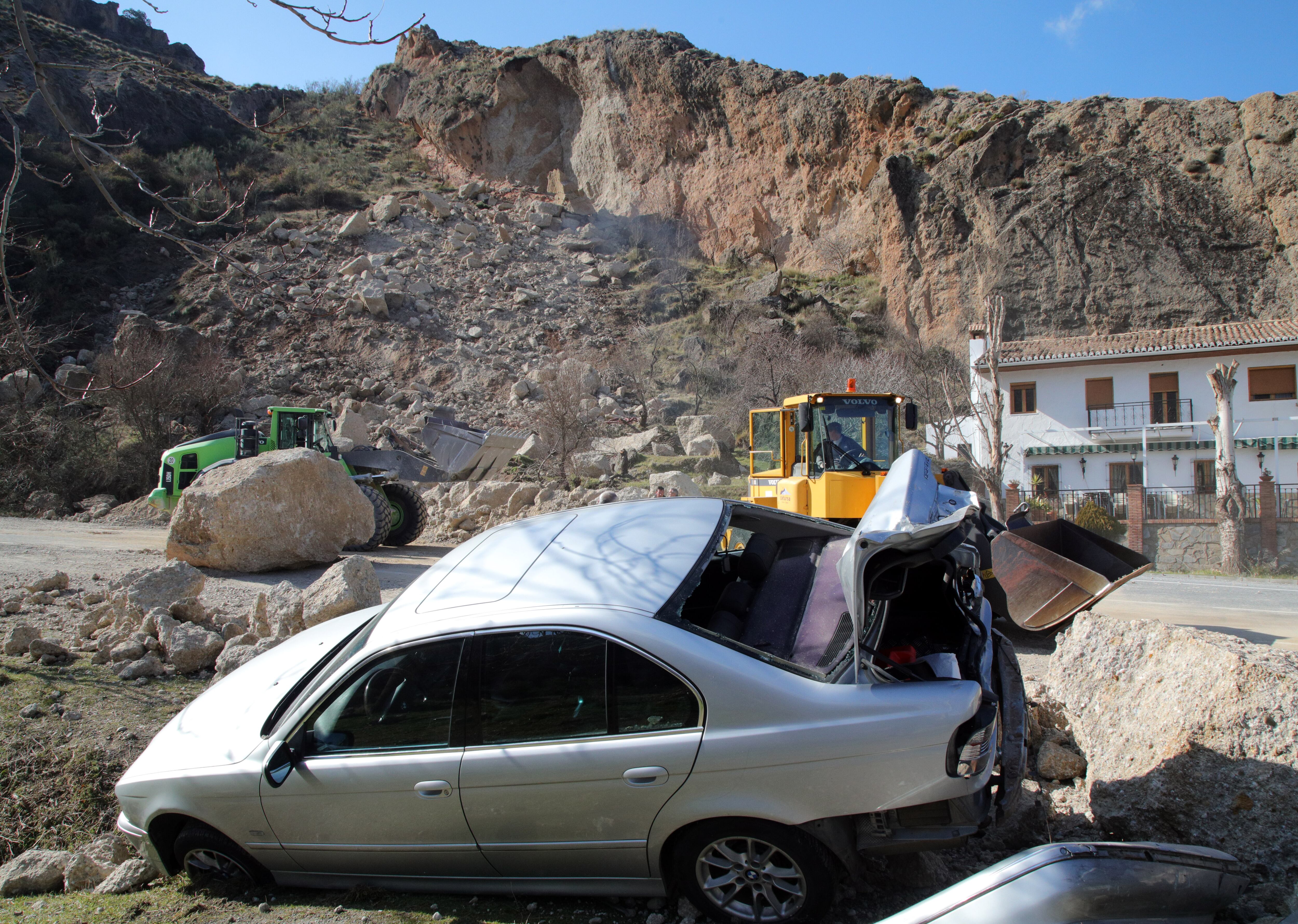 Uno de los coches golpeados por el corrimiento de tierras.