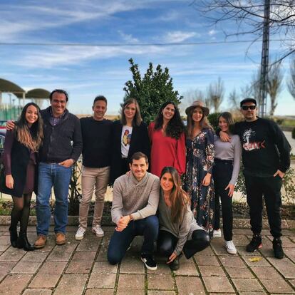 Iker Casillas y Sara Carbonero han pasado la Navidad con la familia y amigos de la presentadora. La pareja ha vivido un año complicado. El futbolista sufrió un infarto el pasado mes de mayo y la periodista ha sido operada de cáncer de ovario.