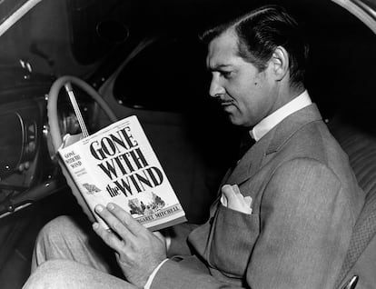 Clark Gable lee 'Lo que el viento se llevó', de Margaret Mitchell.