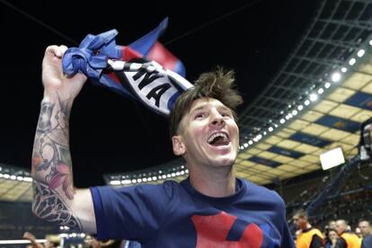 Messi celebra el título con la afición.