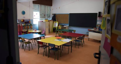 Un aula sin alumnos en el colegio público Antonio Mendoza de Santander el día del comienzo de curso.